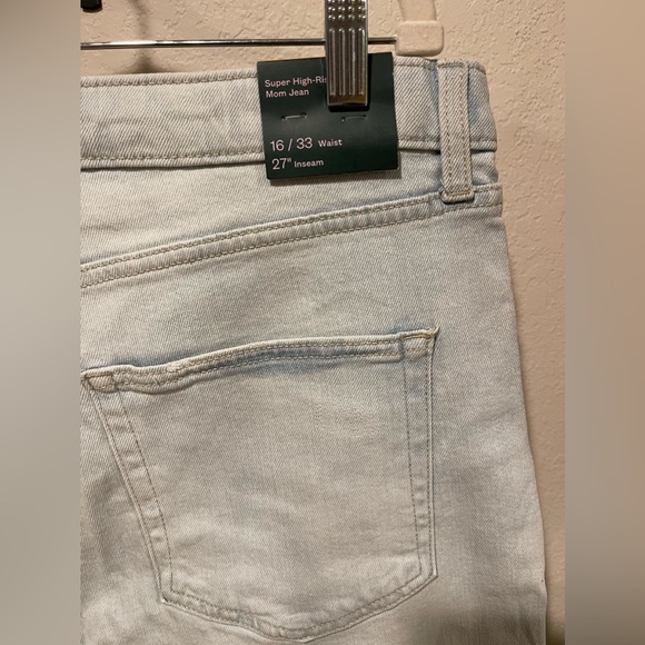 NWT Wild Fable Women’s Super High Rise Mom Light Wash Jeans - Picture 3 of 7